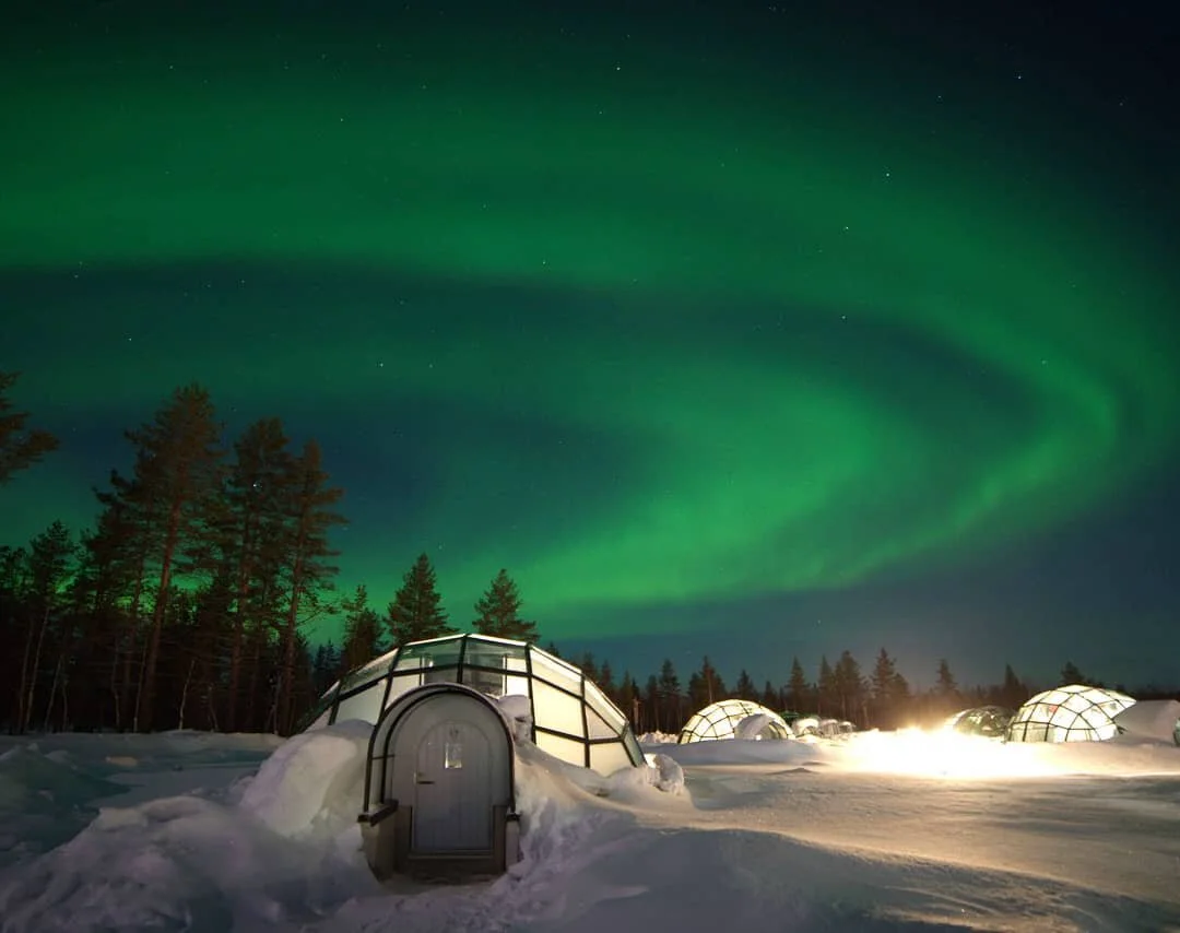 Saariselkä, Finlândia  Iglus com teto de vidro em resort na Finlândia, que permitem que os hóspedes assistam à aurora boreal.  Foto:  Kakslauttanen Arctic Resort - Official website