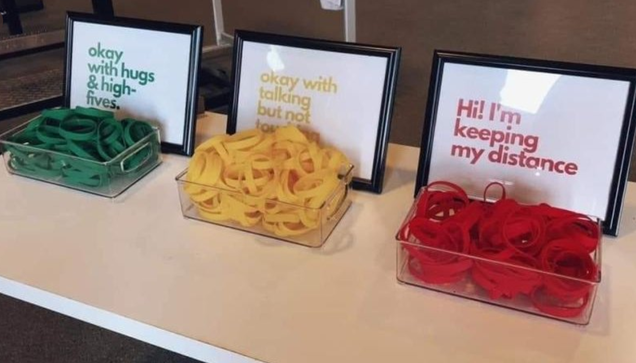 Alternativa para reabertura de eventos: identificação com pulseiras para dizer se está ok para abraçar ou cumprimentar, ok para conversar sem encostar ou prefere manter distanciamento total.  Foto: Twitter  @railerfreire