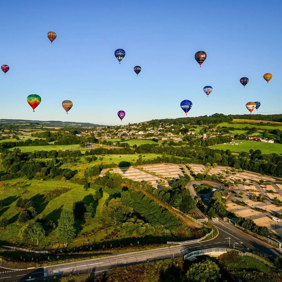 Bristol, Inglaterra  Balões de ar quente encheram os céus de Bristol no primeiro desfile de balões da cidade. "Estamos trazendo a festa do balão para a porta de todos", afirmou o diretor de operações Ben Hardy.  Foto: Instagram  @bbcnews