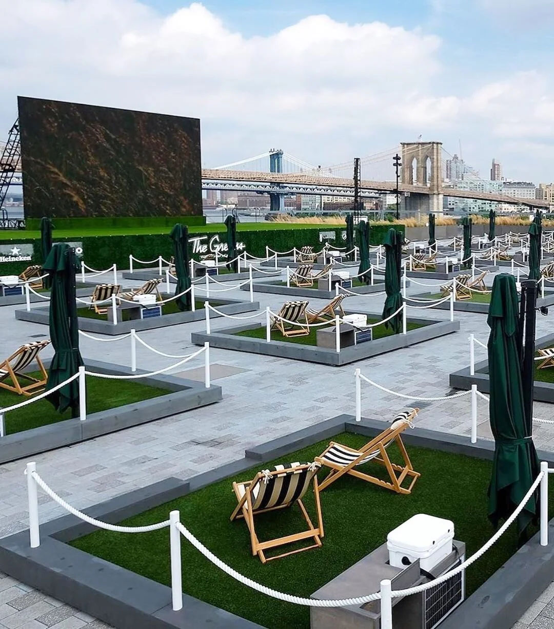Nova Iorque, Estados Unidos   Rooftop lounge  com distanciamento social em Nova Iorque.  Foto: Instagram  @pier17ny