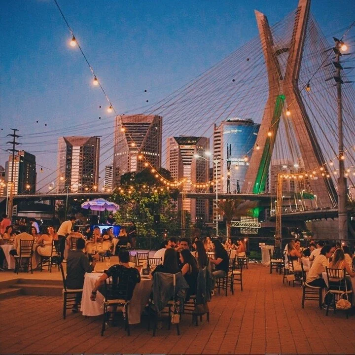 São Paulo, Brasil   Restaurante temporário, ao lado de um dos pontos mais lindo da cidade, a Ponte Estaiada. O Varanda Estaiada conta com 1200 metros quadrados ao ar livre, permitindo um respiro em meio à pandemia.  Foto:  @varandaestaiada