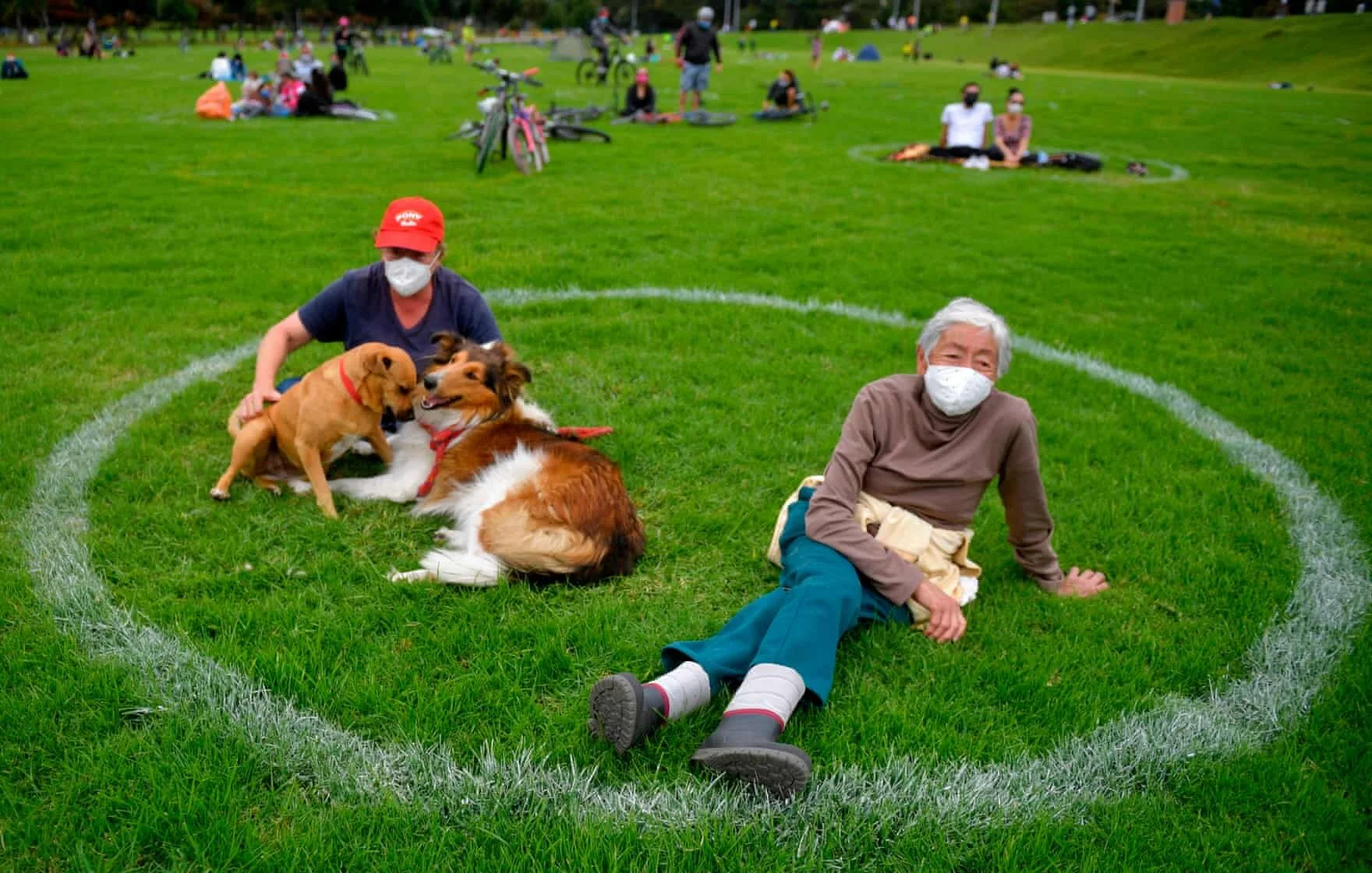 Bogotá, Colômbia   A população local aprecia a reabertura do parque Simon Bolivar após a flexibilização das medidas impostas pelas autoridades devido ao coronavírus.  Foto: Raúl Arboleda / AFP / Getty Images