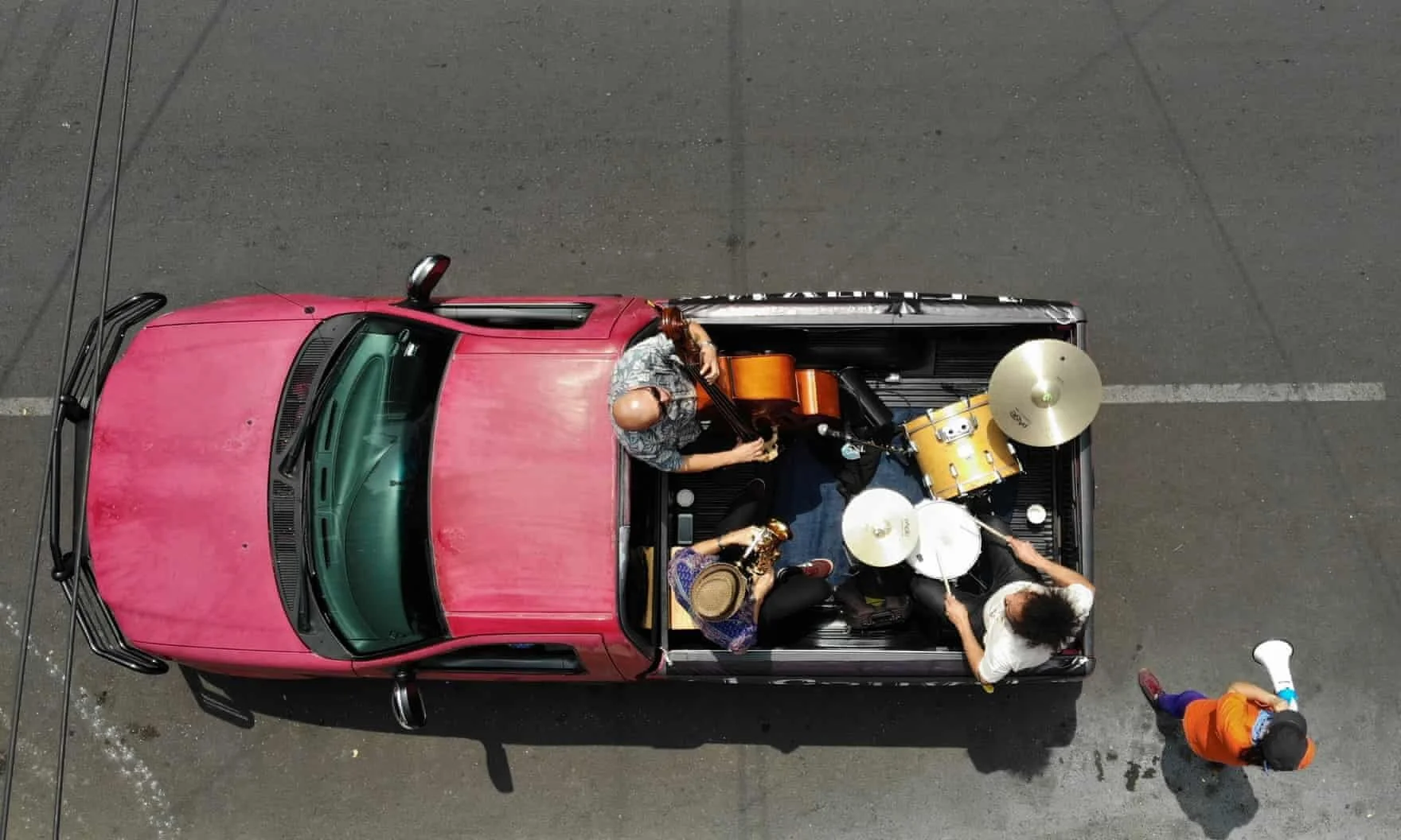 Cidade do México, México   O Maroto Jazz Trio se apresenta na parte de trás de uma picape enquanto dirige pelos bairros da cidade.  Foto: Rodrigo Arangua / AFP / Getty Images