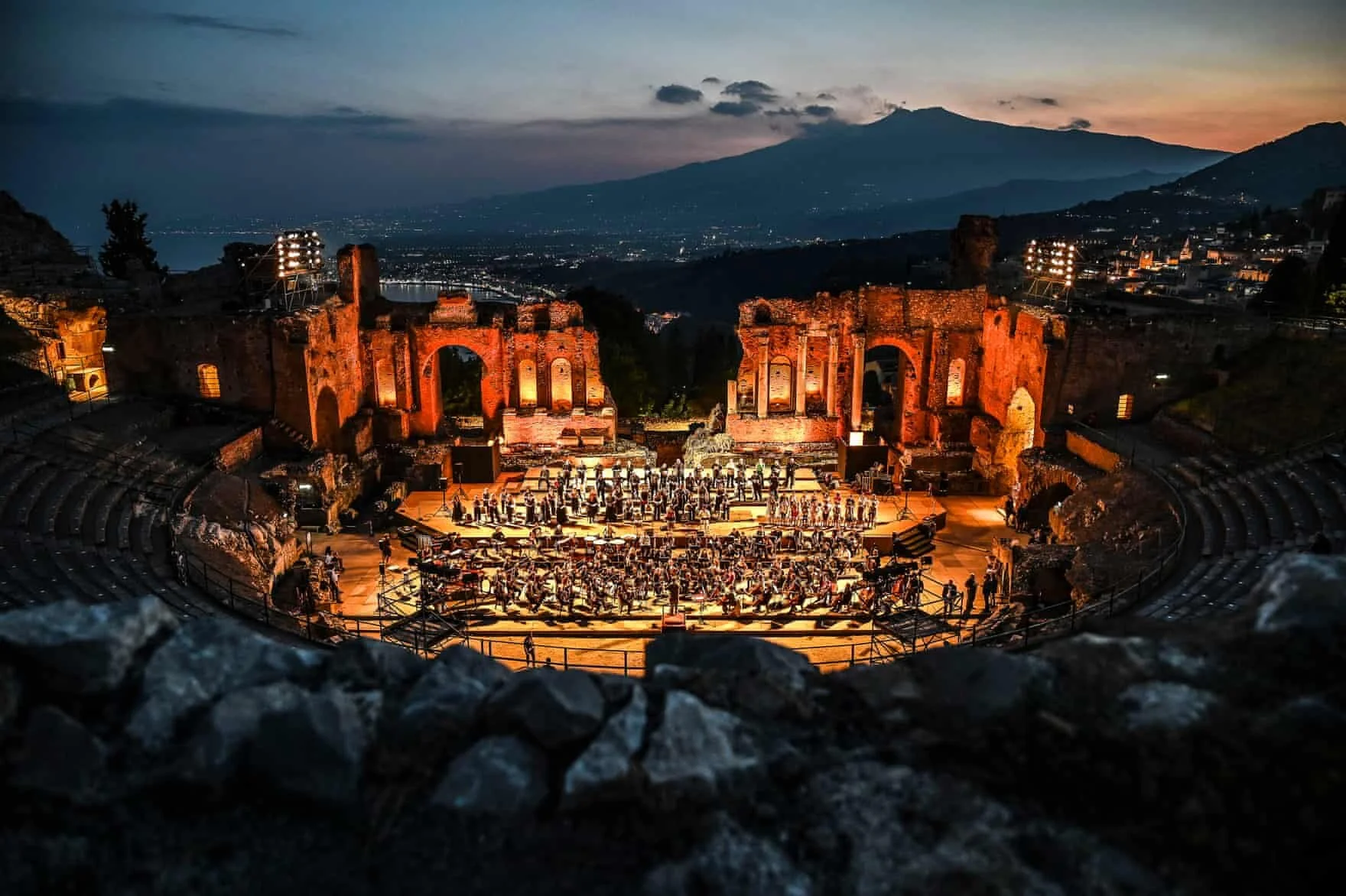 Taormina, Itália   Ensaios acontecendo ao pôr do sol com o Monte Etna ao fundo antes de um concerto no Teatro Antico.  Foto: Fabrizio Villa / Getty Images