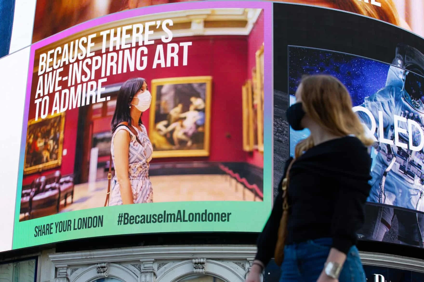 Londres, Reino Unido   Uma mulher olha para um outdoor digital em Piccadilly Circus promovendo a campanha #BecauseImALondoner, que visa incentivar os residentes a explorar com segurança e apoiar os negócios locais como parte dos esforços de recuperação do Covid-19.  Foto: David Parry / PA