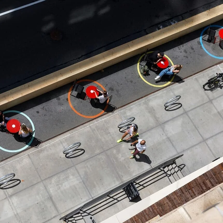 Nova Iorque, Estados Unidos    @chelseamarketny  agora é o lar de um dos maiores restaurantes ao ar livre da cidade. Mais de 115 mesas cercam o quarteirão e os clientes famintos encontram uma variedade de clássicos do mercado.  Foto:  @timeoutnewyork