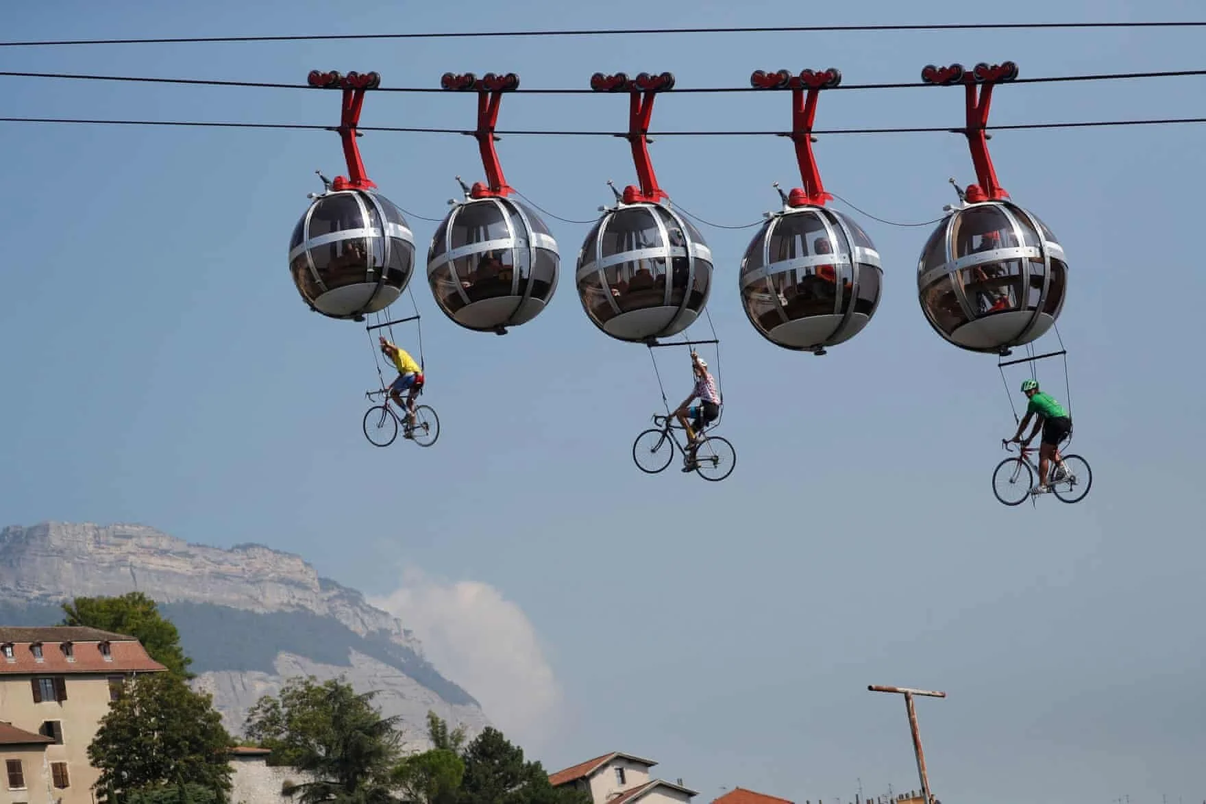 Grenoble, França   Artistas vestidos com camisetas de ciclismo pedalam no ar durante o início da 17ª etapa do  Tour de France from Grenoble to Méribel, Col de la Loze   Foto: Stéphane Mahé/Reuters