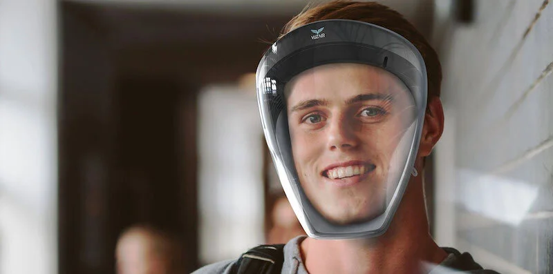 Paris, França   Novos conceitos de cobertura facial que permitiriam aos espectadores surdos ler os lábios de cantores mascarados chegaram ao mercado. A cobertura da Vuzair inclui um ventilador para aspirar ar fresco e expelir CO2 (o carregamento é via USB), e o dispositivo pode se conectar a smartphones para que os usuários possam fazer chamadas sem precisar retirá-lo.  Foto:  Pininfarina