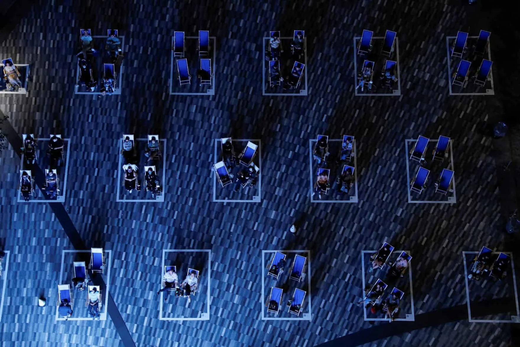 Nova York, EUA   Público senta em seções delineadas criadas para promover o distanciamento social para uma exibição como parte do  Movie Nights with Tribeca Film Festival at the Backyard , na área de Hudson Yards em Manhattan.  Foto: Andrew Kelly/Reuters