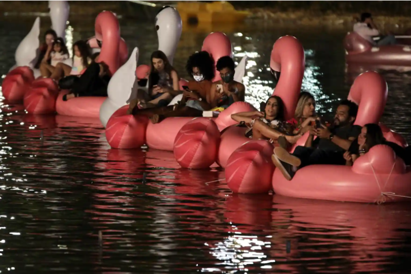 Brasília, Brasil   Espectadores se acomodam em unicórnios e flamingos infláveis enquanto assistem a um filme durante o primeiro festival Floating, uma versão aquática de um cinema drive-in, em Brasília  Foto: Eraldo Peres/AP