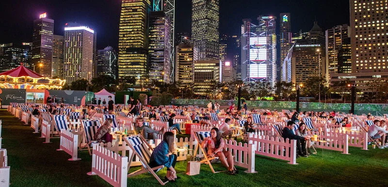 Hong Kong   Novo local com distanciamento social aberto em Hong Kong. O  The Grounds at AIA Vitality Park  tem capacidade para até 400 pessoas em ambientes privativos cercados.  Foto:  The Grounds at AIA Vitality Park&nbsp;