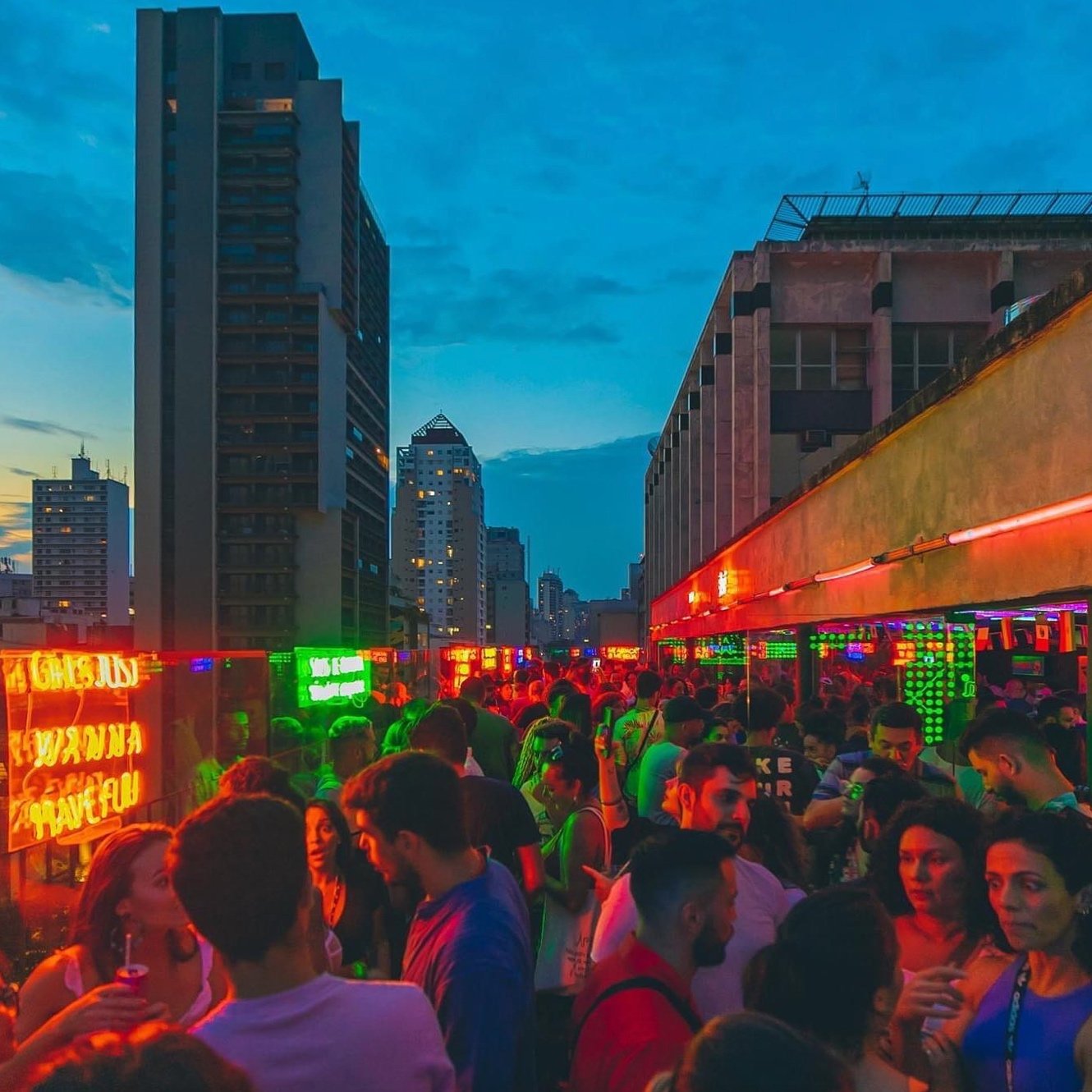 Prédio em SP reúne karaokê, restaurante e balada em um só lugar