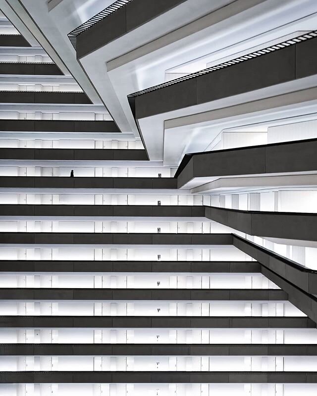 A shot inside the iconic Hyatt Regency Hotel in San Francisco.  Renowned world's largest hotel lobby! Designed by architect John Portman in 1970
.. . . . ______________________________________________________________#citygrammers #fatalframes #archit