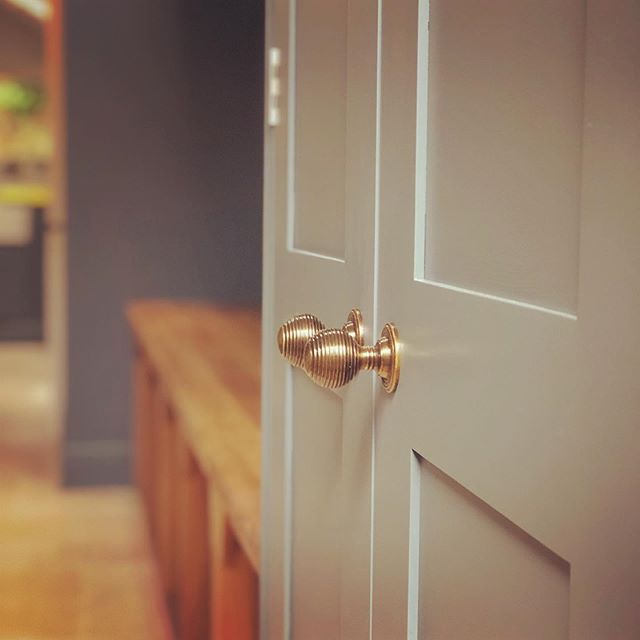 Specialists in providing bespoke, hand painted finishes to kitchens, joinery and furniture.