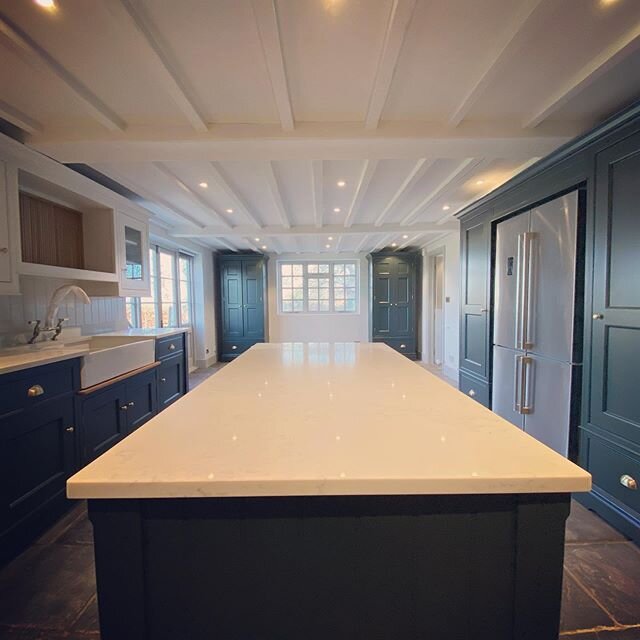 Kitchen perfection. Great use of contrasting colours here. Farrow and Ball Strong White with Studio Green. @farrowandball #studiogreen #strongwhite #kitchen