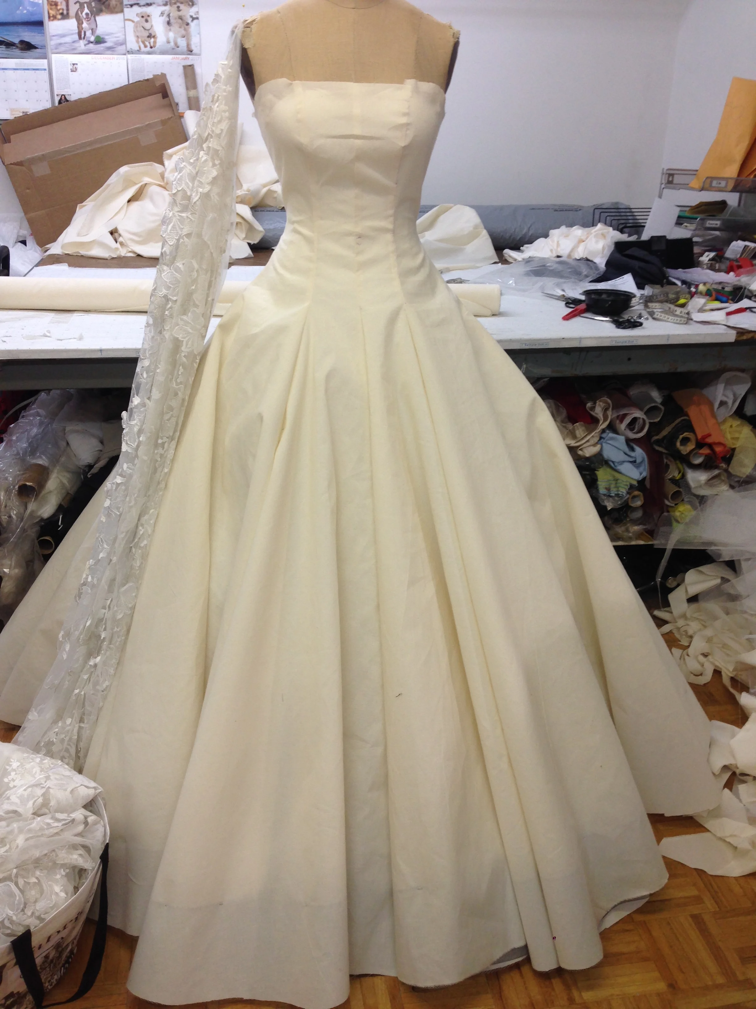  The full museline of this dress was necessary to see the volumes with the pettycoat. 