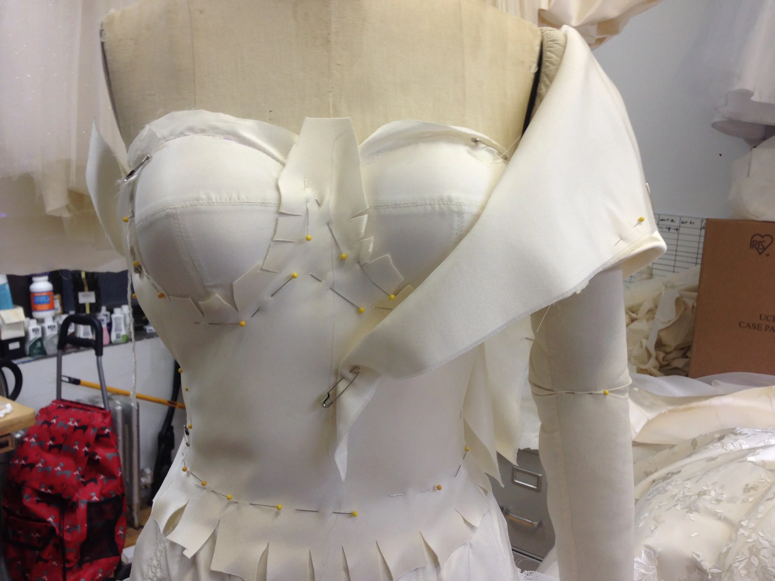  Building step by step: once the fesathers are removed, I had to drape the bodice part directly on the bustier to make it seamless.Then, an attempt at draping the shoulder band that will end up beling much larger! 
