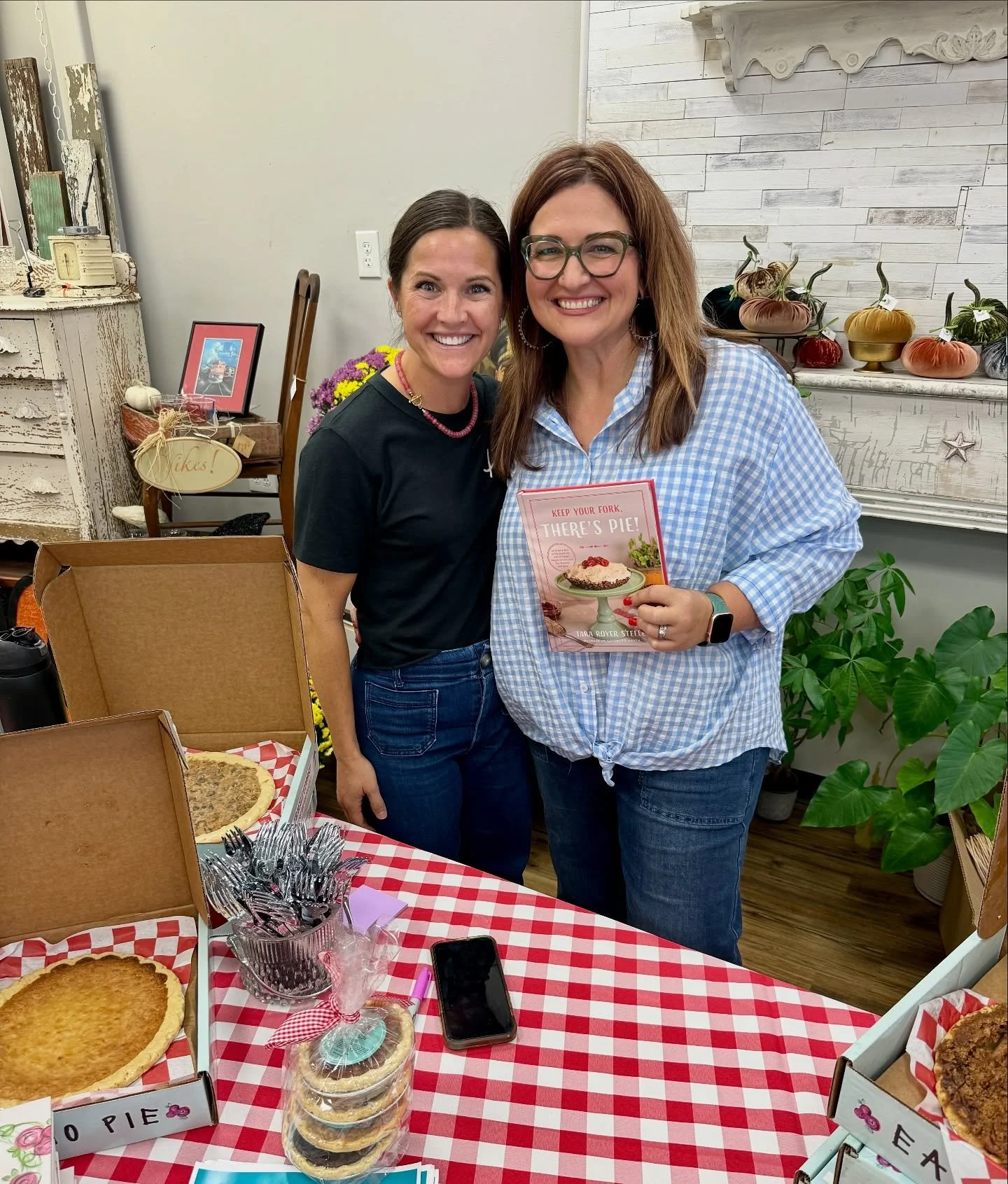 What a week it has been 🎉🎉🎉!! 

🎉Book signing @tumbleweedsandnotions -cutest store, y&rsquo;all!!!
🎉Book signing @treschictexas -so fun to celebrate in my backyard of Brenham!!!
🎉Savannah Bananas 🍌 was 🤩🤩🤩
🎉Bentley traveled with the Cub Ba
