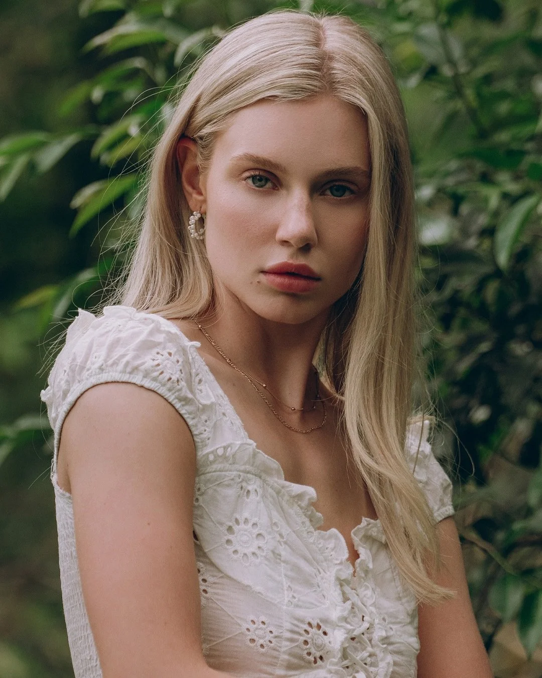 New video!! I just uploaded a behind the scenes of this photoshoot where I used an unexpected lens to get these results - link is in my bio to watch 🌿 photos edited with my Wildfern Preset Pack @digitalfilmactions 

+ post made with my Grid Layout t