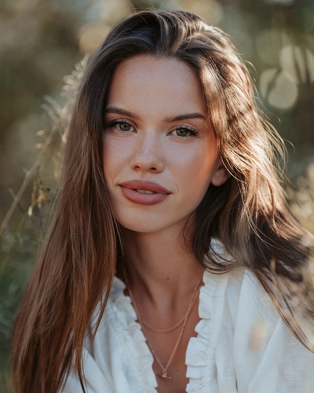 New video is liiive!! I got to do my dream photoshoot with a dreamy lens, so if you love bokeh this is another one for you - link is in my bio to watch 🌼 photos edited with my Amalfi Preset Pack @digitalfilmactions 
And I made this post with my Grid