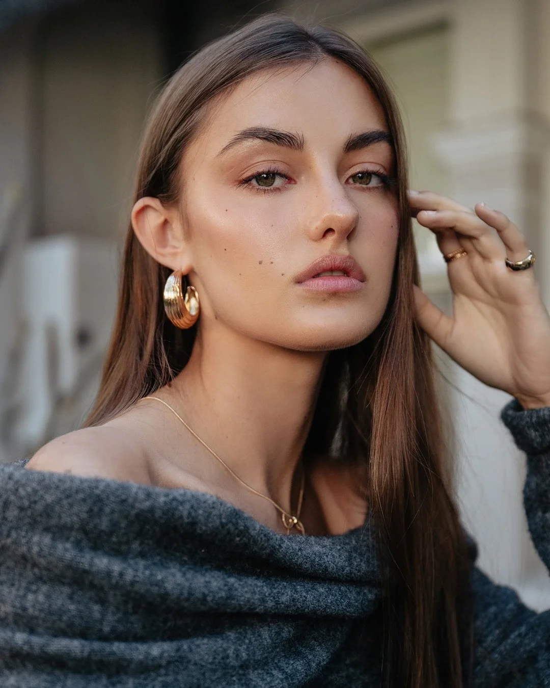 Normally I take portraits with prime lenses, but here&rsquo;s a photoshoot I did on a 24-70mm 🩶 photos edited with my Aspen Preset Pack @digitalfilmactions 
And post made with my Grid Template layouts