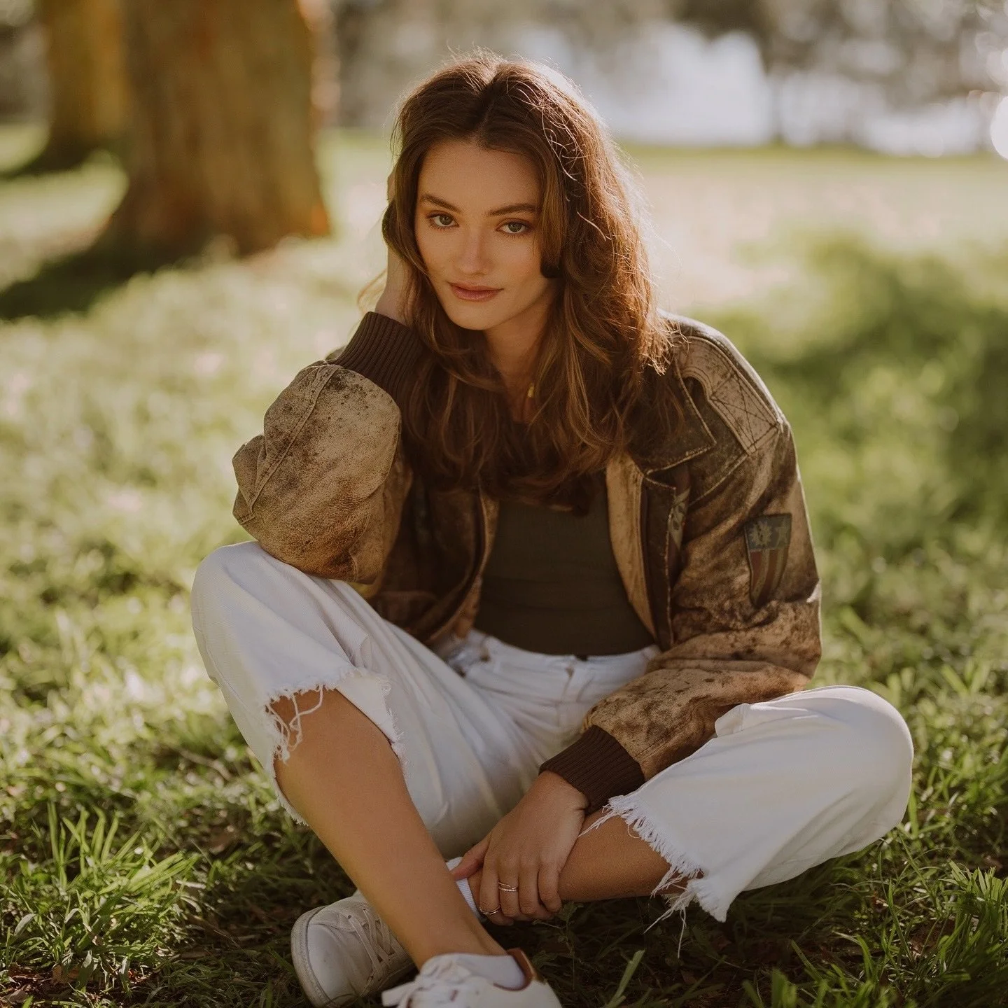 From a windy portrait session 🍃 this photoshoot got me inspired to use my 50mm again. Photos edited with my Olivine Preset Pack @digitalfilmactions
