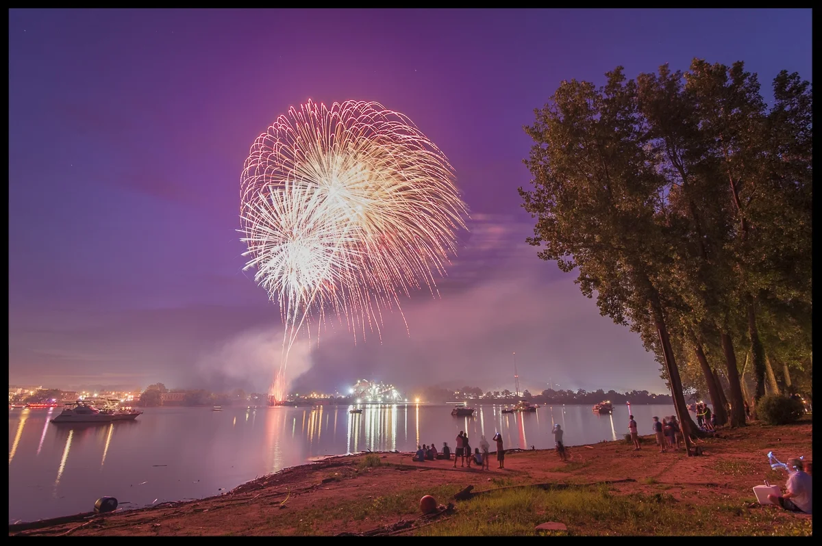 AuroraFireworks192.JPG