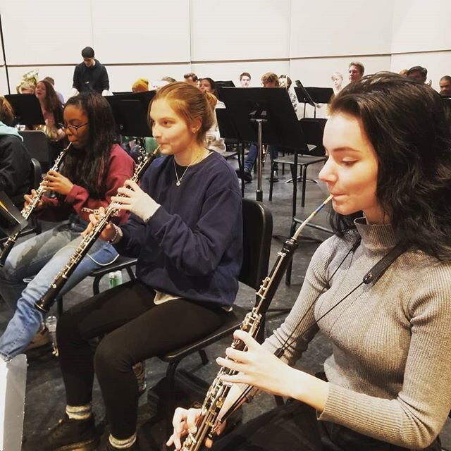 @sibleyband oboes preparing to perform at @mnmusiced this weekend!  They are sounding fantastic!
.
.
.
#oboe #oboist #doublereed #foxoboe #idrslife #MNmusic #musiceducation #instagood #instamusic #windensemble #HighSchoolBand #WSP #HenrySibley