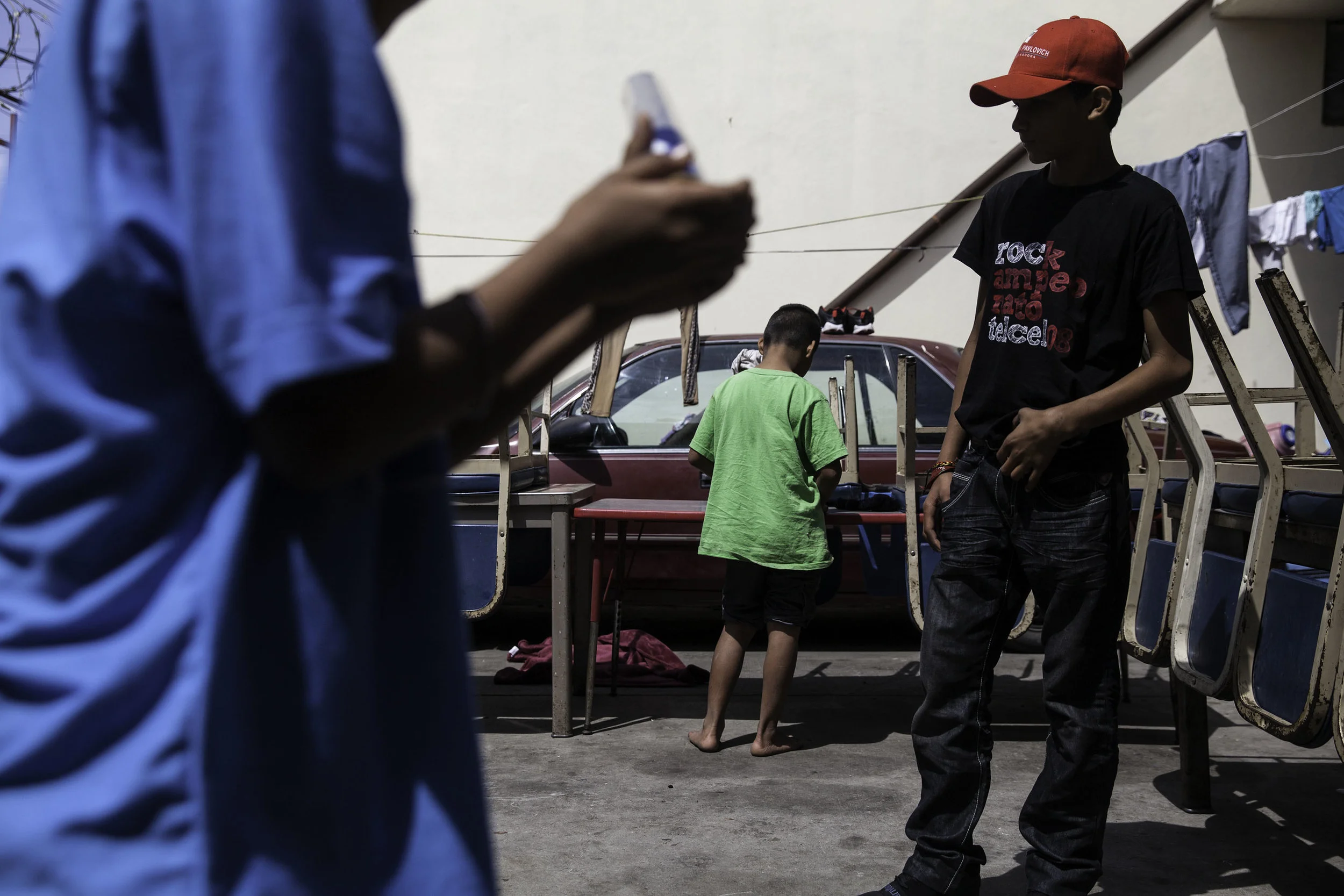 Children play in the patio of Viña de Cristo shelter in the morning of April 26, 2018.