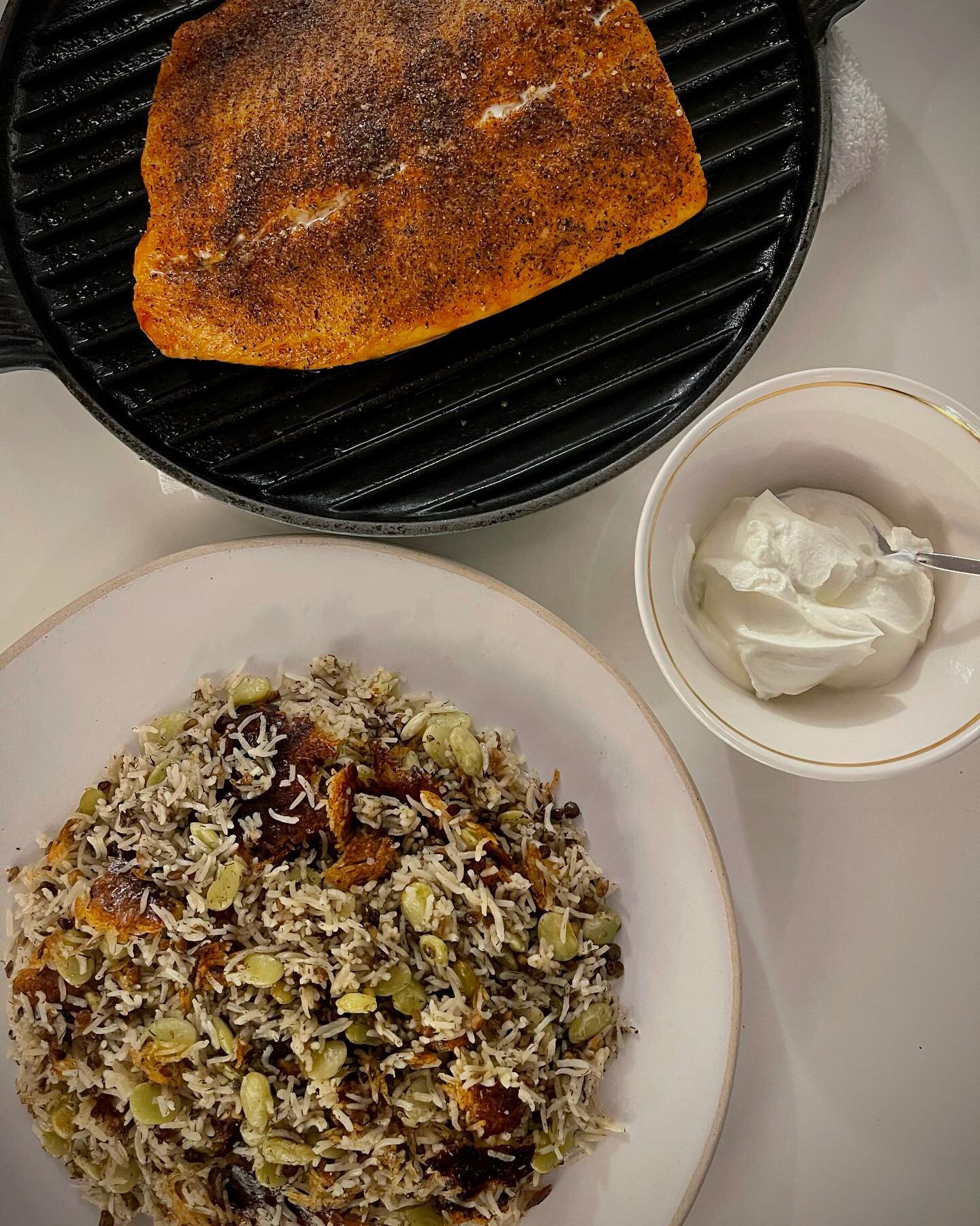 Schmizooki home evening.... baked salmon with &ldquo;Persianish&rdquo; rice.  #dinnertime #qualitytime #monday #labneh #persianfood