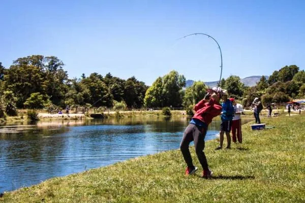 Salmon fishing and catching in Takaka, 2017
