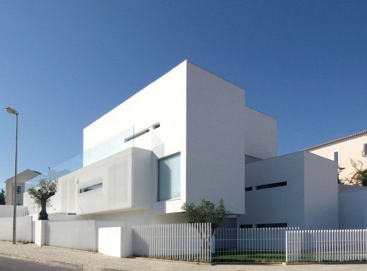 Modern-House-in-Pa-C3-A7o-de-Arcos-by-Jorge-Mealha-exterior-1-533x393.jpg