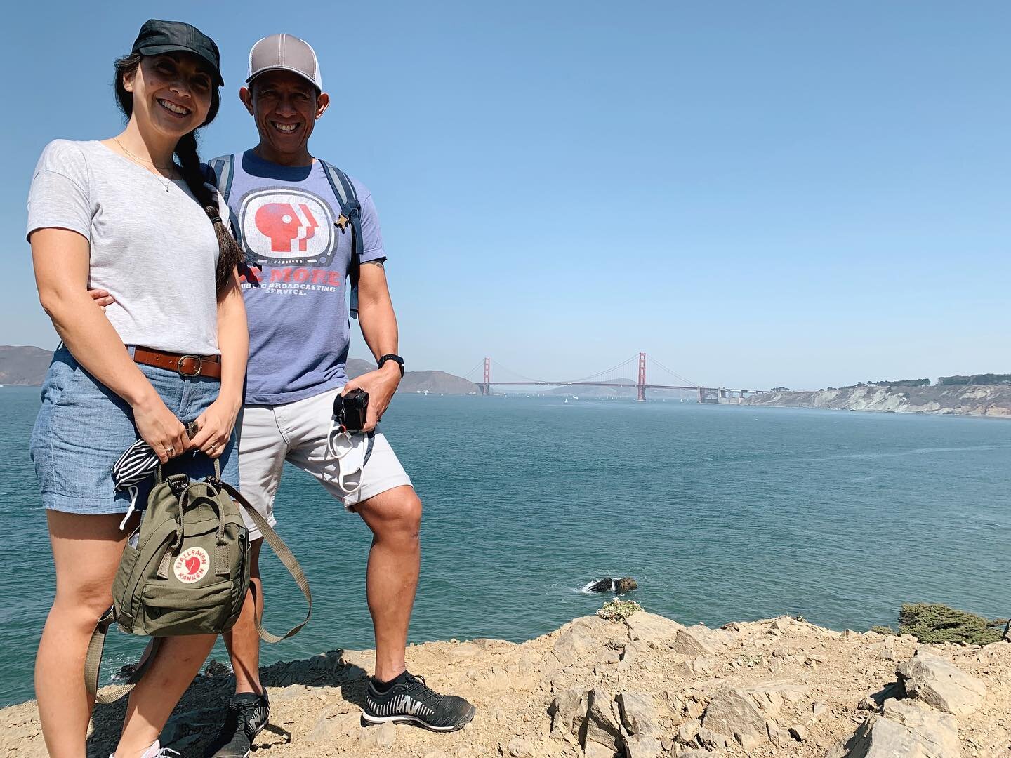 Heat wave in San Fran with views of the Golden Gate Bridge. Swipe to see the view from the bridge 😉
&bull;
Hace un calor en San Francisco! Deslicen para ver la vista desde el Puente Golden Gate que esta atr&aacute;s de nosotros 😉.