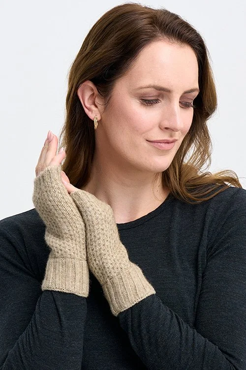 Merinomink Finley Handwarmer in the Latte colour