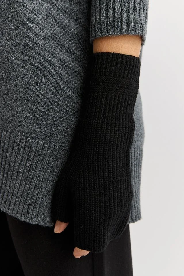 Closeup feature of a woman wearing the black colour variant of the Toorallie open mitten.