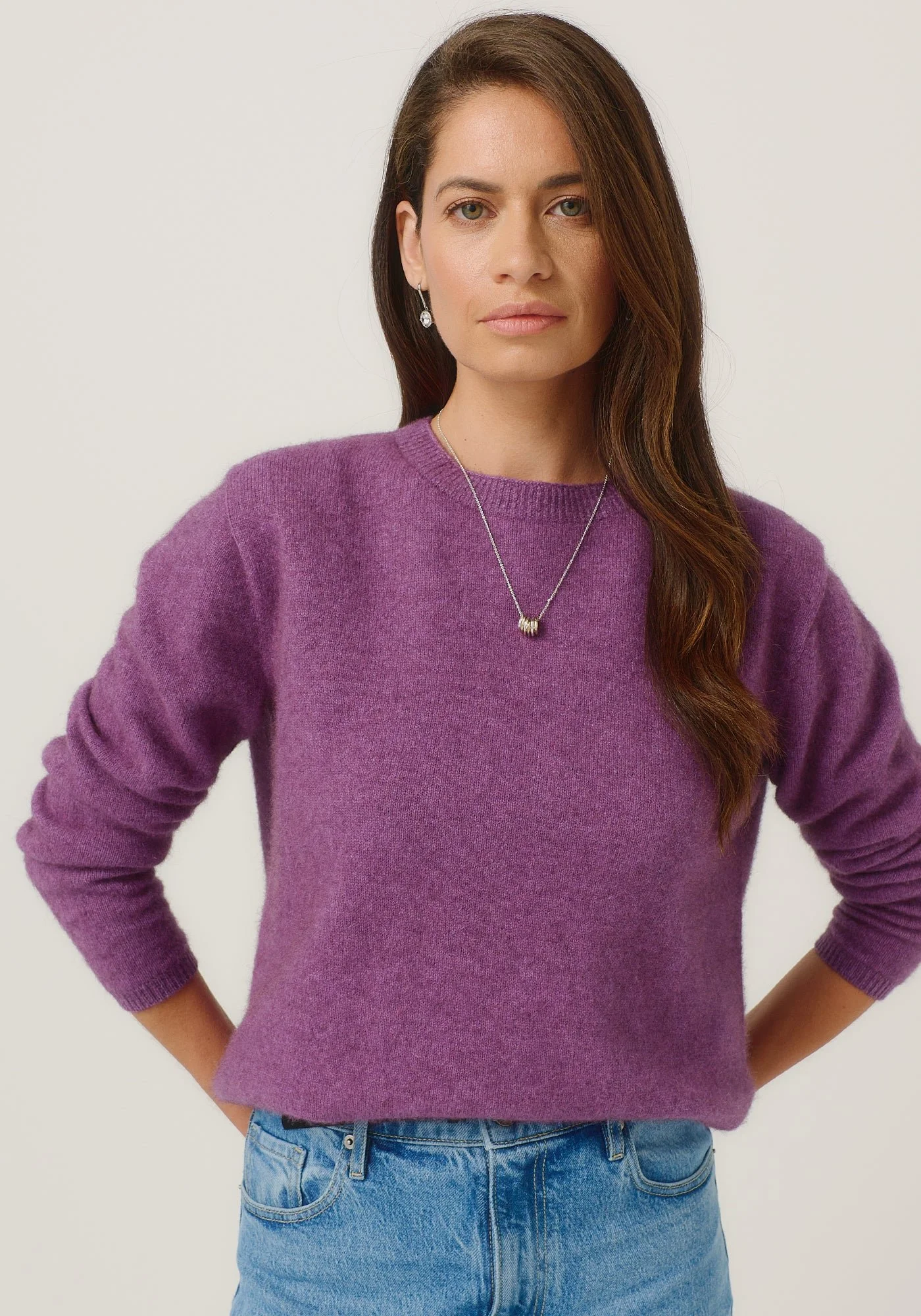 Woman wearing the lilac purple colour variant of the Mia jumper from Merinomink