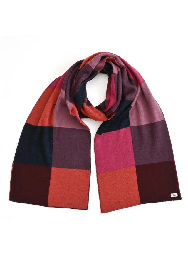 Magenta colourway variant in the  block design Frankie scarf from uimi knitwear.