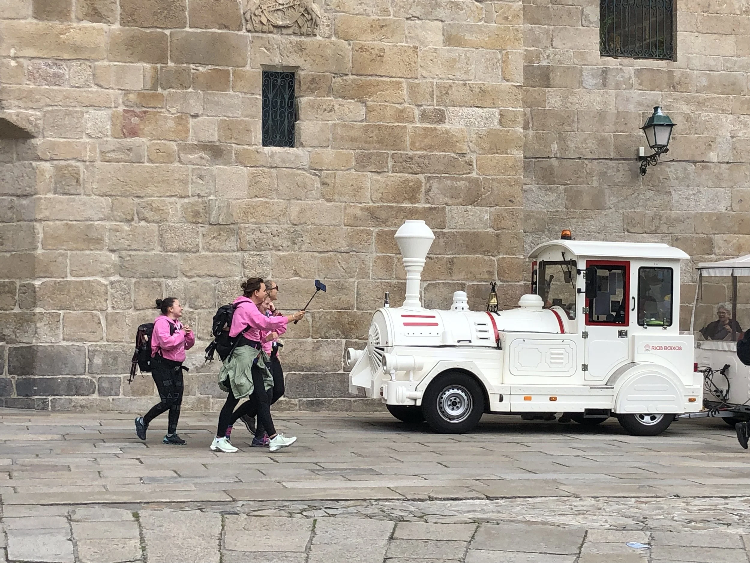  La Llegada (In Production)  Logline:  This short sensory film (15 min) uses a combination of digital devices to reflexively document the arrival of pilgrims to Santiago de Compostela’s Praza de Obradoiro.  Director: Augusta X. Thomson  Cinematograph