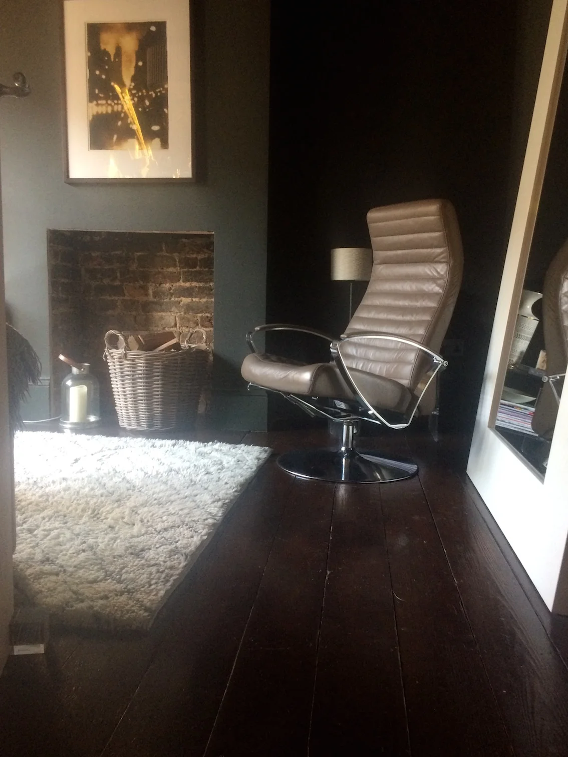 With this position next to the wall, the poor chair feels so left out!