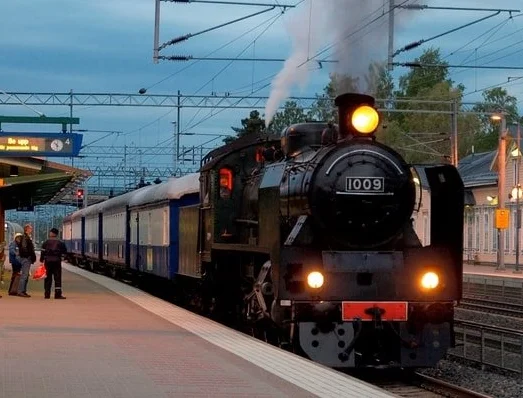 Höyryjunalla ajoneuvonäyttelyyn Lahdessa