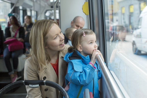 Ruusuratikka liikennöi äitienpäivänä - Metrossa saa suun makeaksi