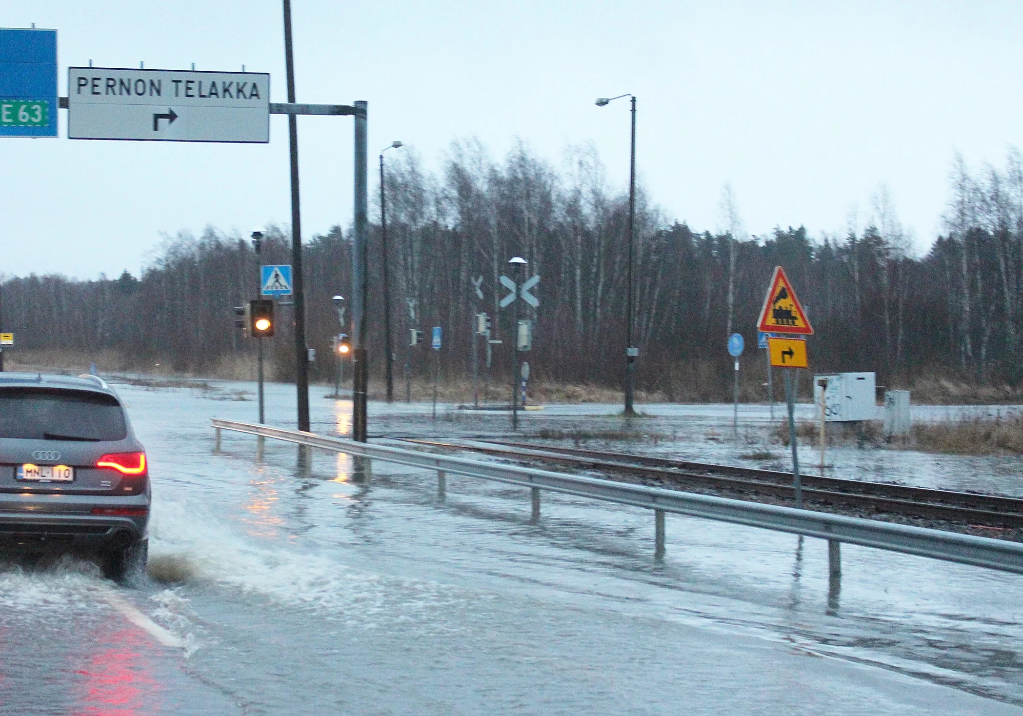 Syksyinen luonto radanpidon kiusana - Lehdet, karhut ja merivesi