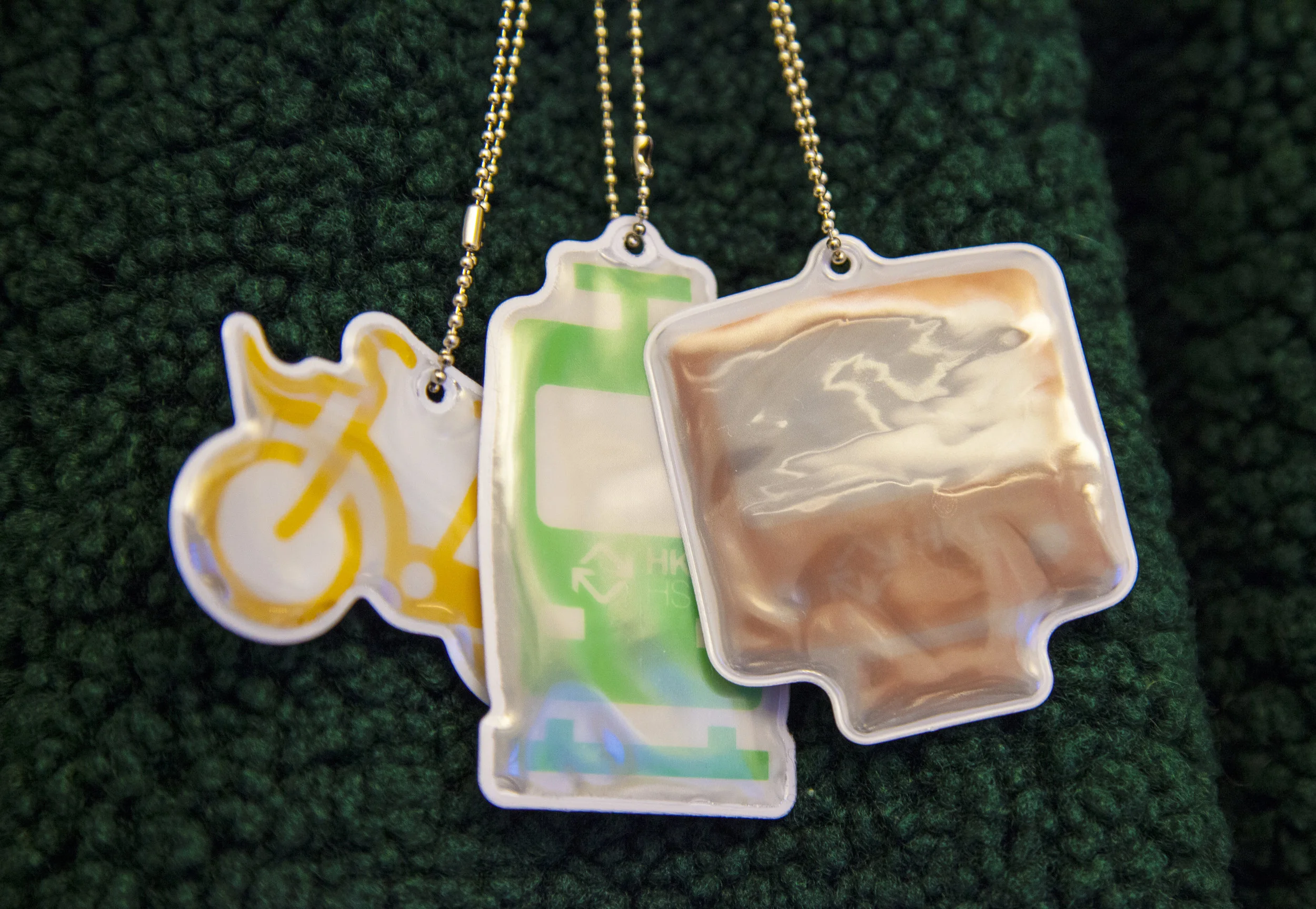 Raitiovaununkuljettajat jakavat heijastimia Lucian päivänä