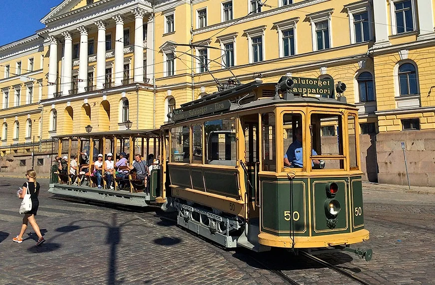 Museoraitiovaunu liikennöi Helsingin keskustassa kesällä