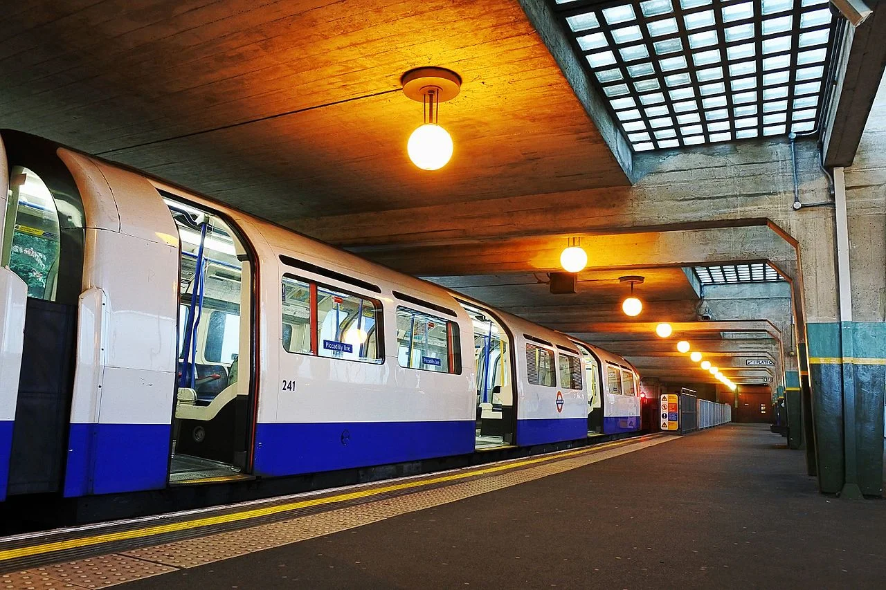 Lehti: Satoja vuoroja jäänyt ajamatta kuljettajapulan vuoksi Lontoon metrossa