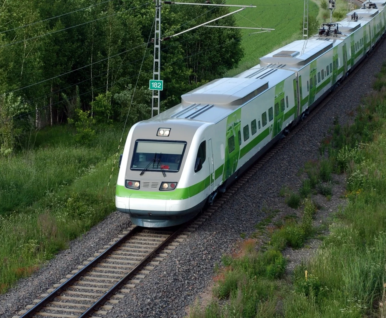 VR: Junassa työskentelyn suosio lisääntyy - Tarjolla 200 km/h maisemakonttori