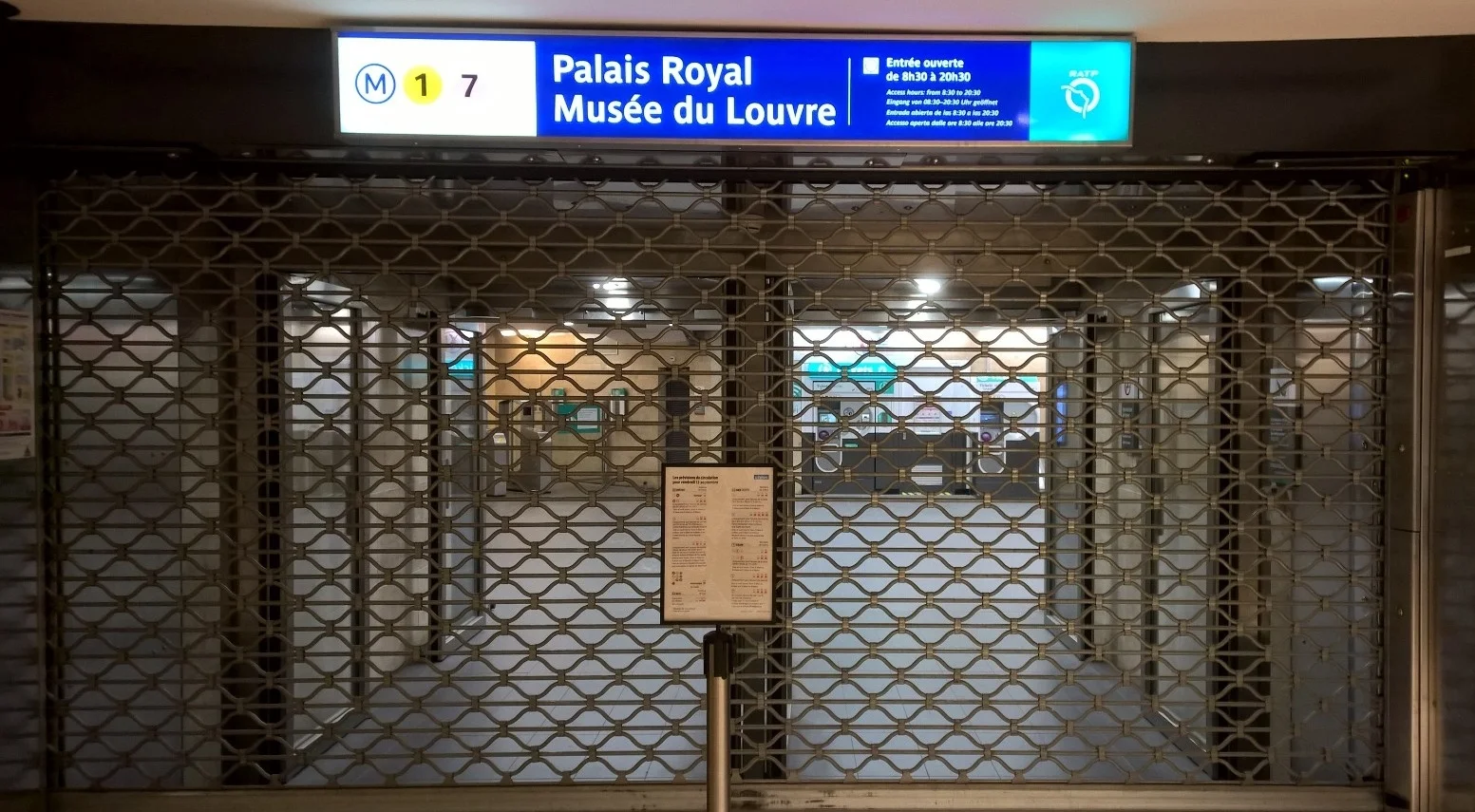 Eläkeiän nostoa vastustavat lakkolaiset pysäyttivät Pariisin metron