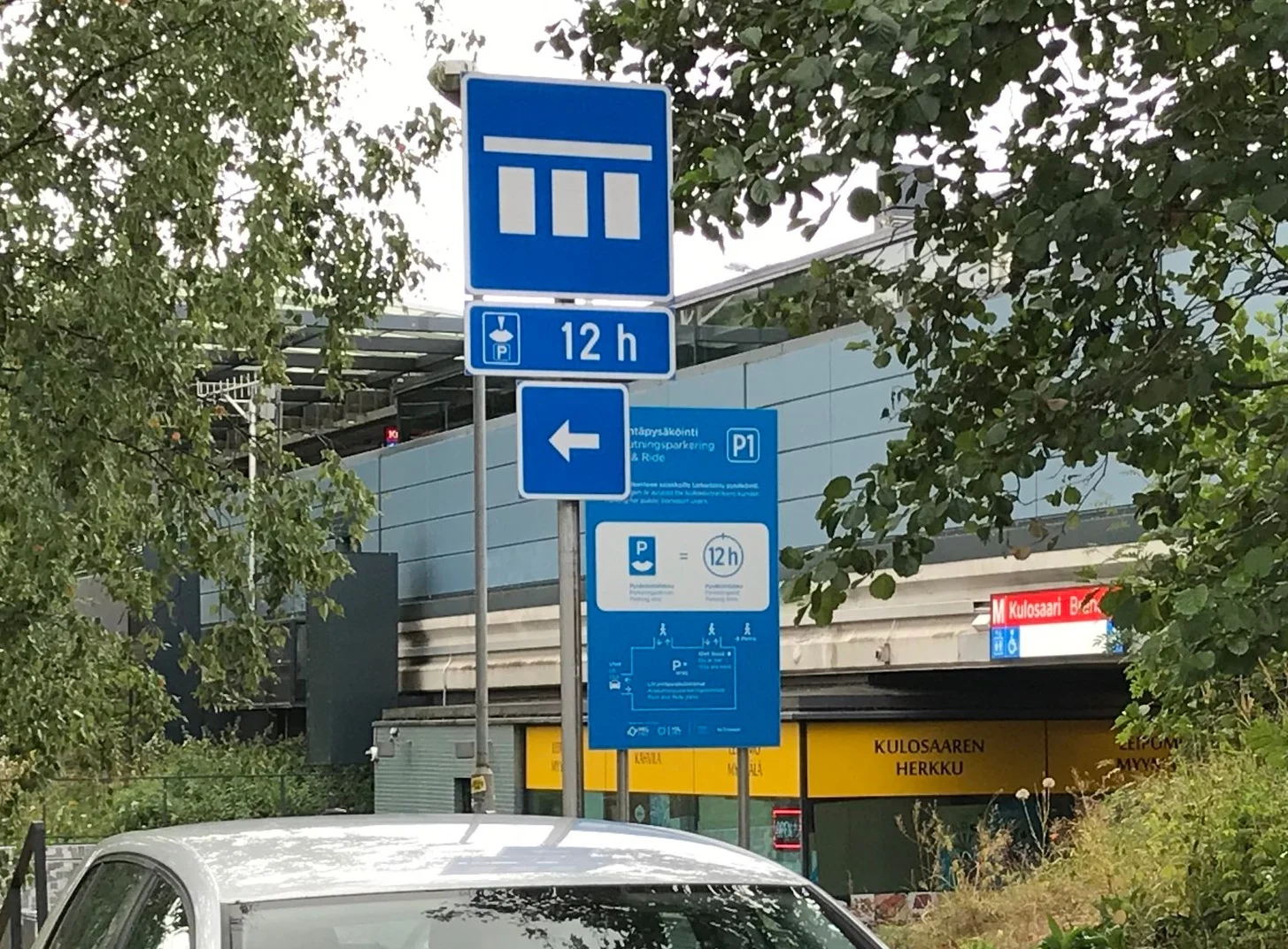 HKL ja HSL testaavat uusia liityntäpysäköinnin opasteita Helsingissä