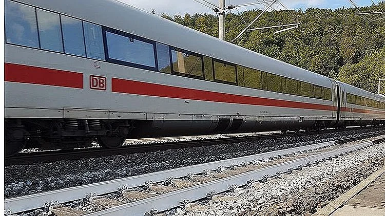 HS: Saksa ehkäisee valkoisella maalilla raiteiden lämpölaajenemista 