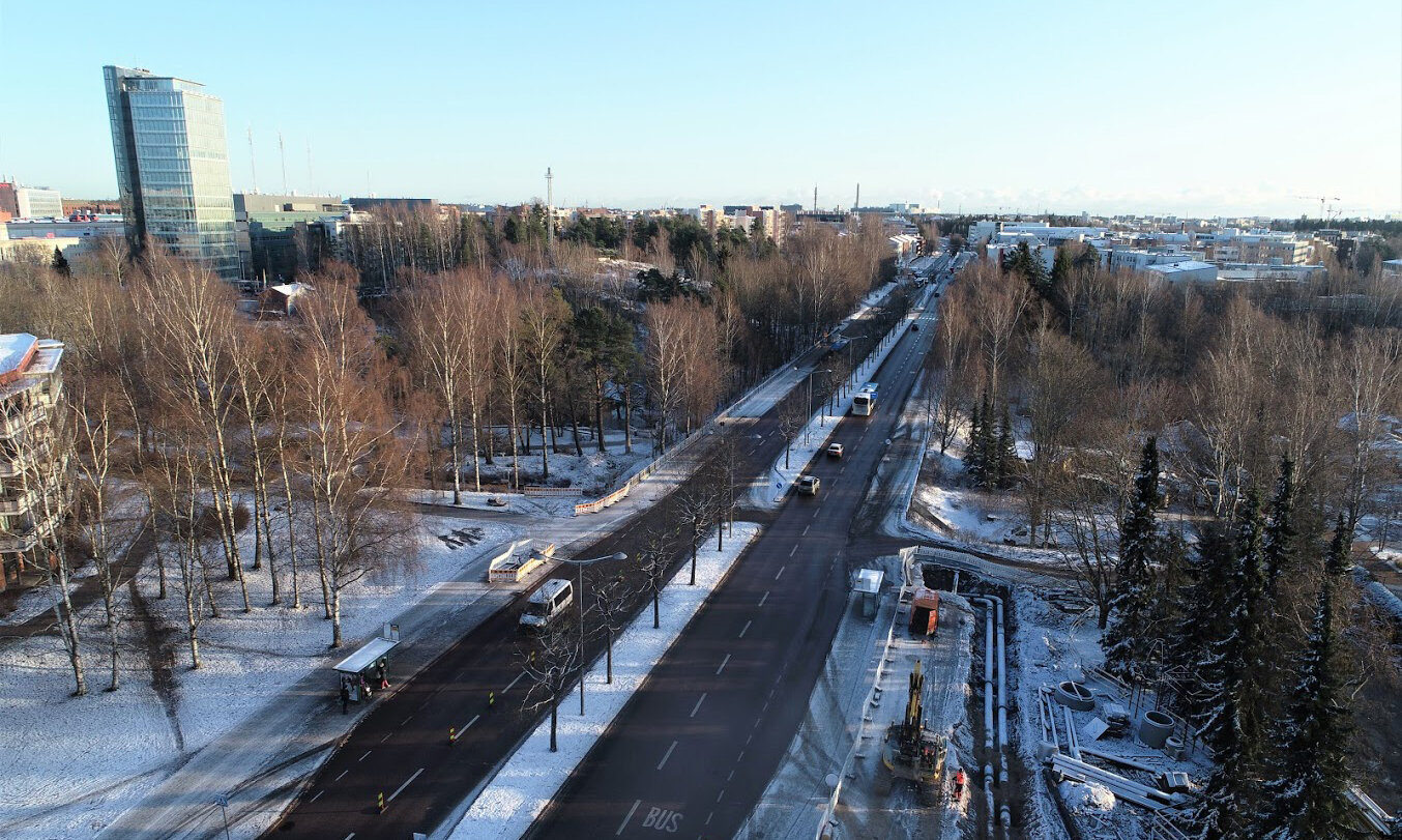 Isoja katupuita siirretään Raide-Jokerin tieltä Helsingissä